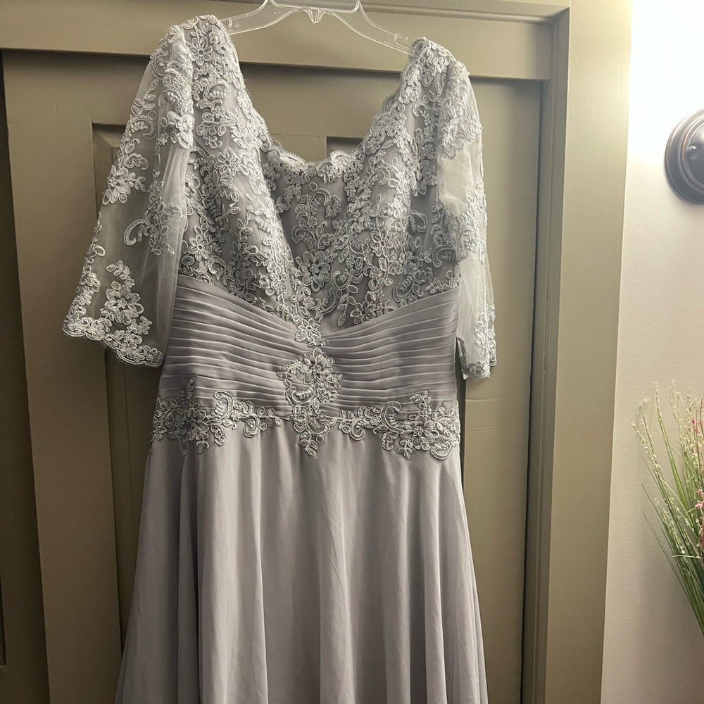 JJs House, mother of the bride dress, size 14, silver